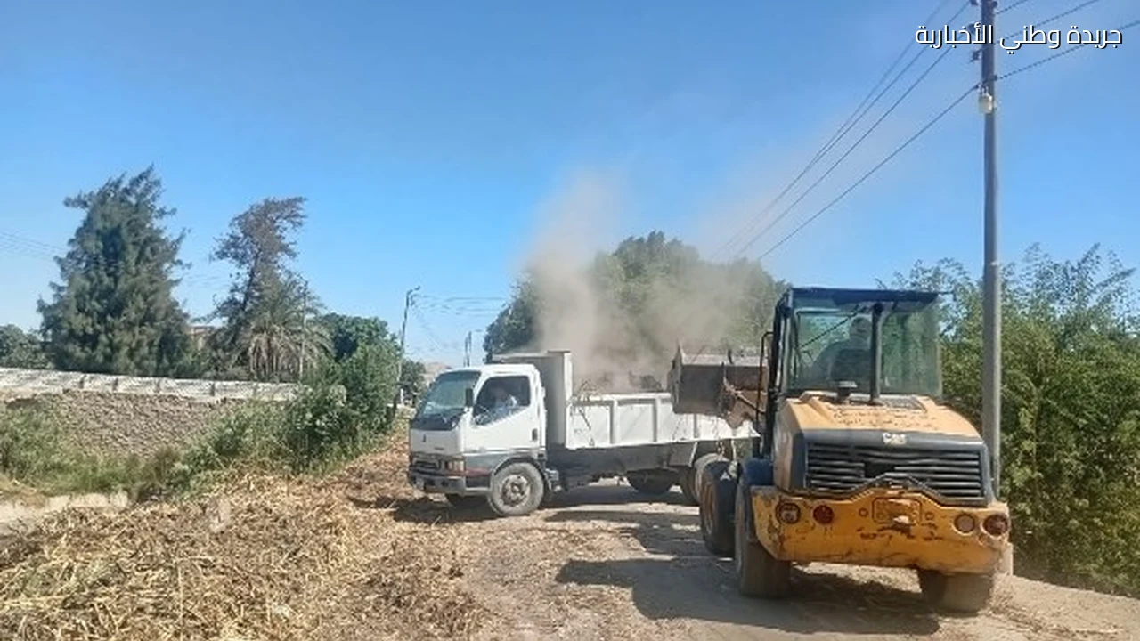 أسيوط.. رفع 60 طنا من نواتج تطهير مصرف كوبري المستعمرة