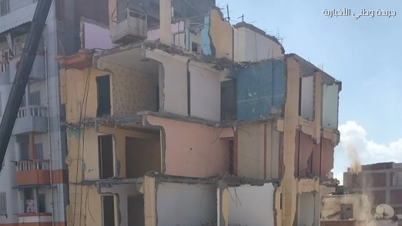 استمرار أعمال إزالة عقار أمبروزو المائل بالإسكندرية