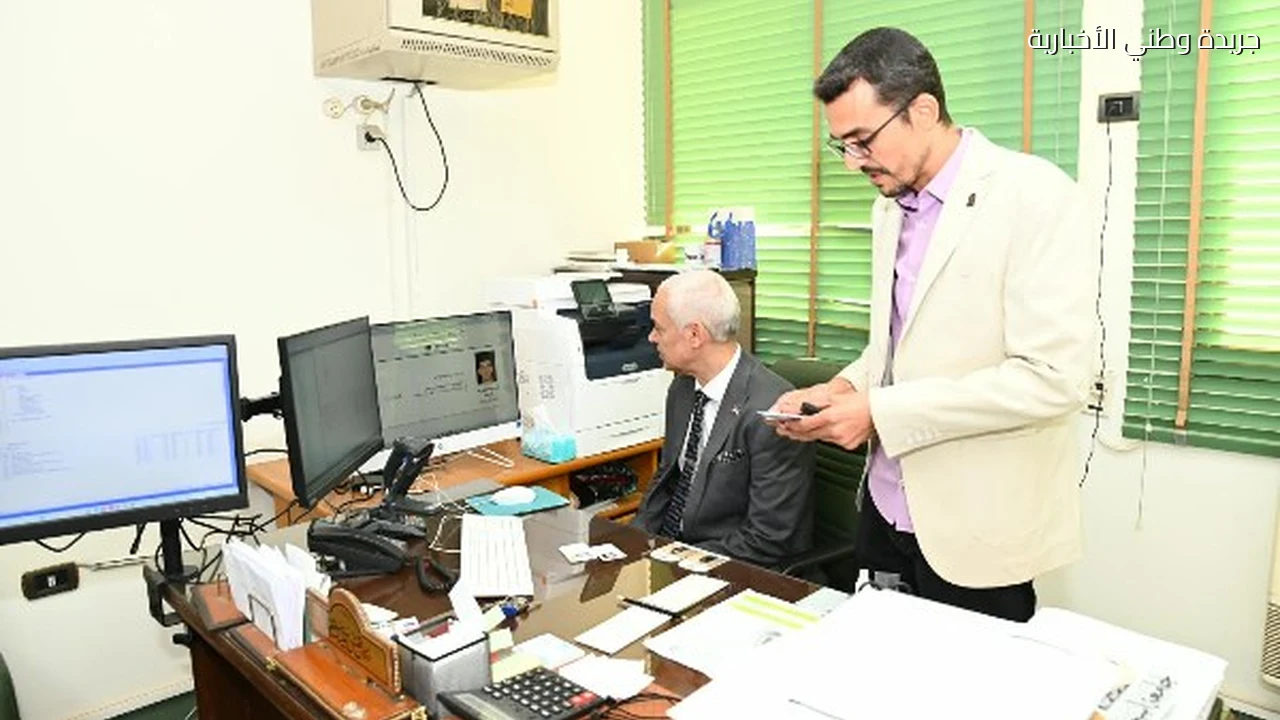 رئيس جامعة أسيوط يتفقد مركز تطوير نظم المعلومات الإدارية ويتابع مشروعات التحول الرقمي