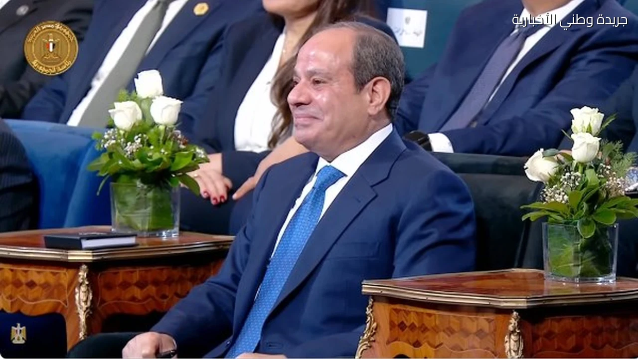 كيف يُوجه الوعي الرئيس السيسي يشاهد فيلما عن الشائعات التي تواجه مصر