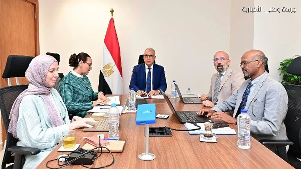 وزير الري يلتقي نائب مدير مركز الأبحاث التطبيقية لمناقشة تعزيز التعاون في التحلية للإنتاج الكثيف للغذاء
